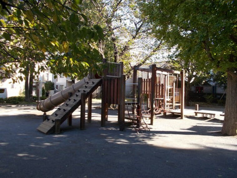 公園 城山公園:お子様と一緒に遊べる公園が徒歩4分！（254m）