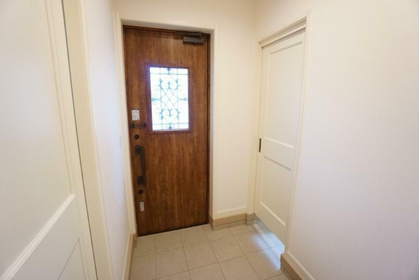 家の顔となる玄関は、白を基調とした明るい印象＾＾シューズクロークは扉付きなので目隠しになり、急な来客時も安心です＾＾