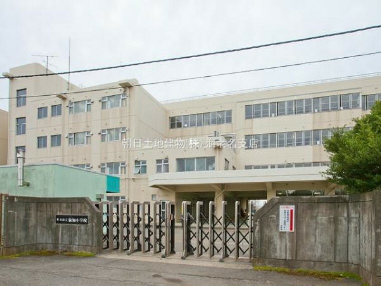 小学校 【厚木市立依知小学校】750m　校庭がとても広いと言うのが印象的な学校です。学区が広いのか生徒数も多く、入学式やら運動会やら、イベント時には子供たちの元気な声が聞こえます。