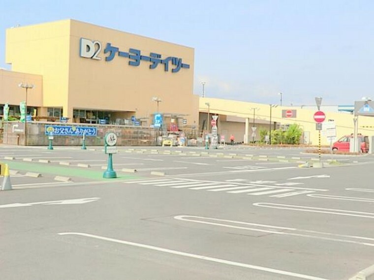 【ケーヨーデイツー　海老名店】　大型のスーパーマーケットが併設されていて、とても駐車場が広いです。日用品から、専門工具、園芸品や家電など、とても品揃え豊富です