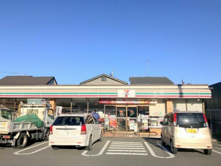 【セブンイレブン　海老名杉久保店】　お昼時は人気のある店舗です。ポストがあります。