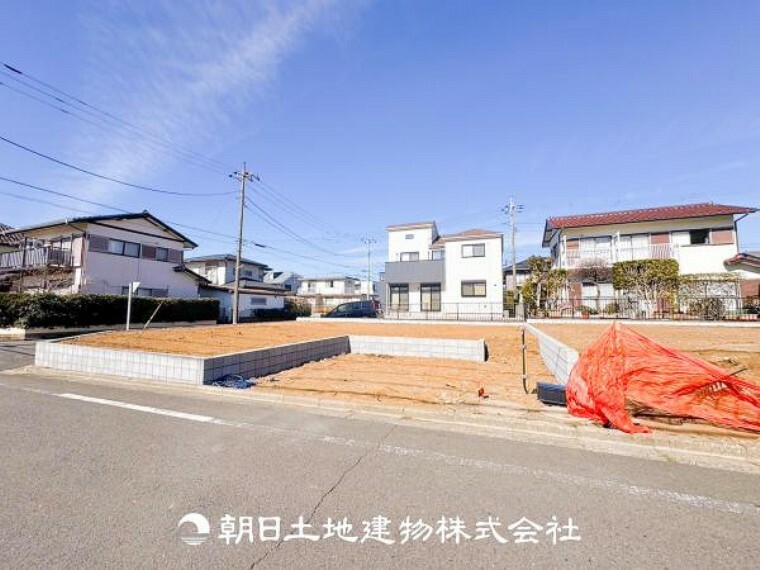 現況外観写真 【外観写真】今はまだ建築中ですがここからスタートする住空間をイメージするには十分です。現地に足を運んでみてください。