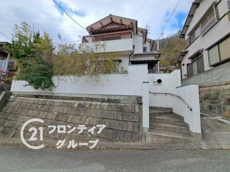 現況写真 静かな住宅街にたたずむ重厚感あるお家。落ち着いた色合いが素敵ですね。