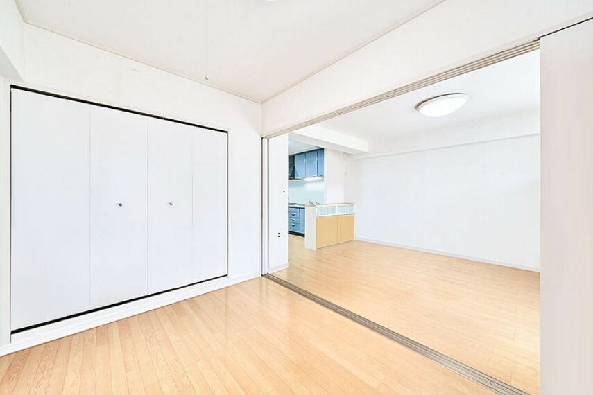 居間・リビング LDK　※画像はCGにより家具等の削除、床・壁紙等を加工した空室イメージです。