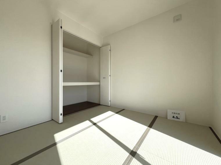 和室 採光の良い和室はのんびりと寛げる空間
