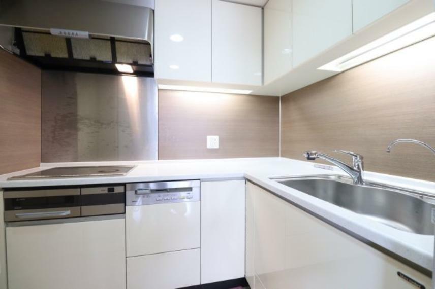 【キッチン】L字型のキッチンはしっかりと作業スペースが確保され、食洗器・ディスポーザーも完備