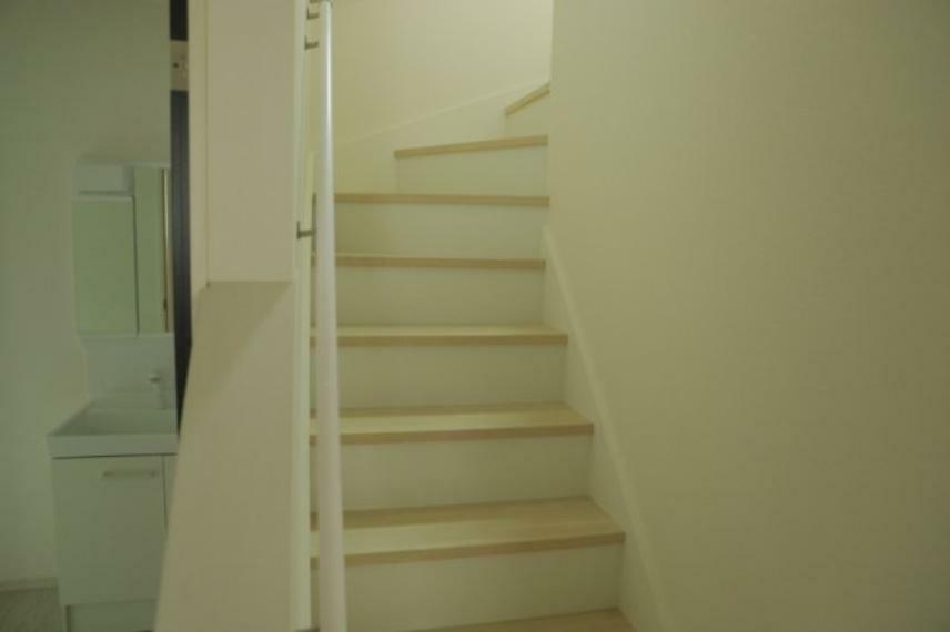 建物の上下階の通路である階段は、その位置によって動線や室内の印象が大きく左右されます。手摺にも重要な役割があり、転倒の防止・歩行や動作を円滑にして日常生活を支えることを主な目的として設置されています。