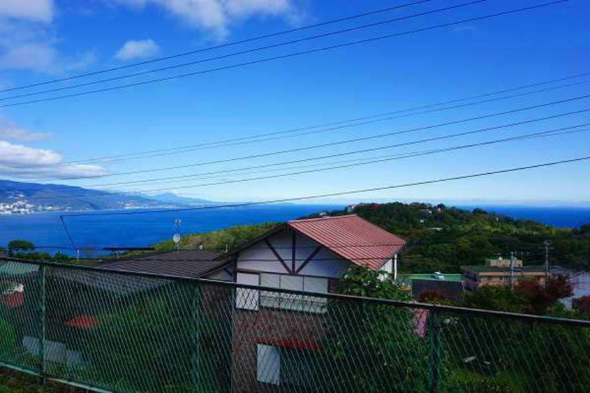 眺望 広い空と山の稜線を敷地から眺めることができます