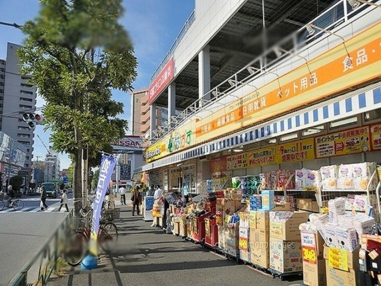 ドラッグストア 営業時間:9時～21時薬の品揃えも豊富で、お菓子や飲み物も置いてあります。