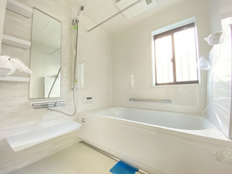 浴室 浴室は大きな窓もついており、開放感のある浴室となっております！
