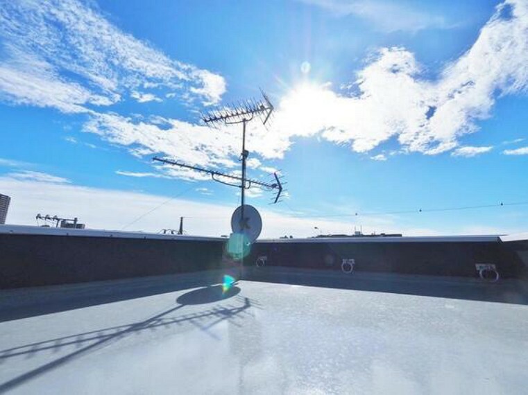 眺望 陽射しとともに、少しづつ装いを変える街の景観から、星空が地上に映りこむかのような夜景のきらめきまで、この街ならではの美しい風景の物語が室内に展開します。手を伸ばせば、ふれることができそうな眺望も魅力。