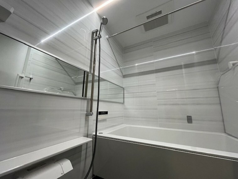 浴室 毎日使うものだから、「シンプルでムダのないデザイン」で空間と調和するタンクレストイレ。
