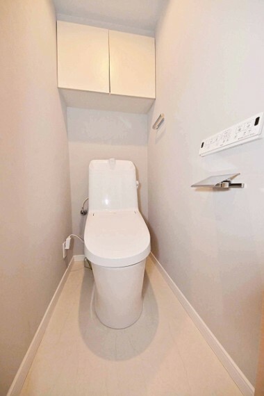 トイレ スッキリとしたデザインの温水洗浄便座付きトイレ。