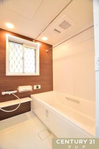 浴室 ユニットバスも新規交換済み！ 室内物干しや浴室乾燥機もある浴室は、天気の悪い時のランドリーコーナーとしてもお使いできます。