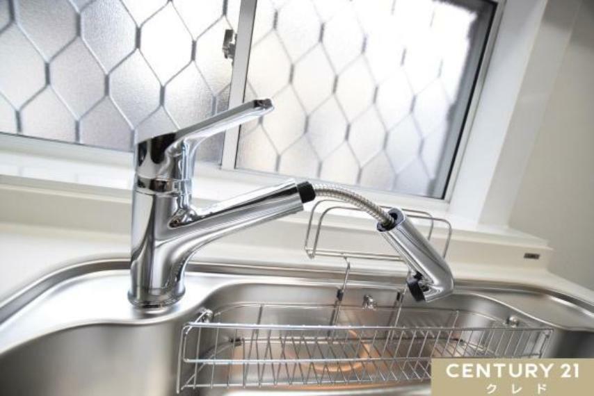 キッチン 【シャワー水栓付きキッチン】 シンクの隅々まで洗い流すことのできるシャワー水栓付きのキッチンです。 洗剤や汚れなどもすっきりと洗い流すことができ、衛生的なキッチンを保つことができます！