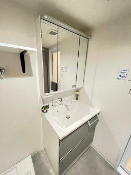 洗面化粧台 三面鏡で、収納スペース豊富で使いやすい洗面台です！