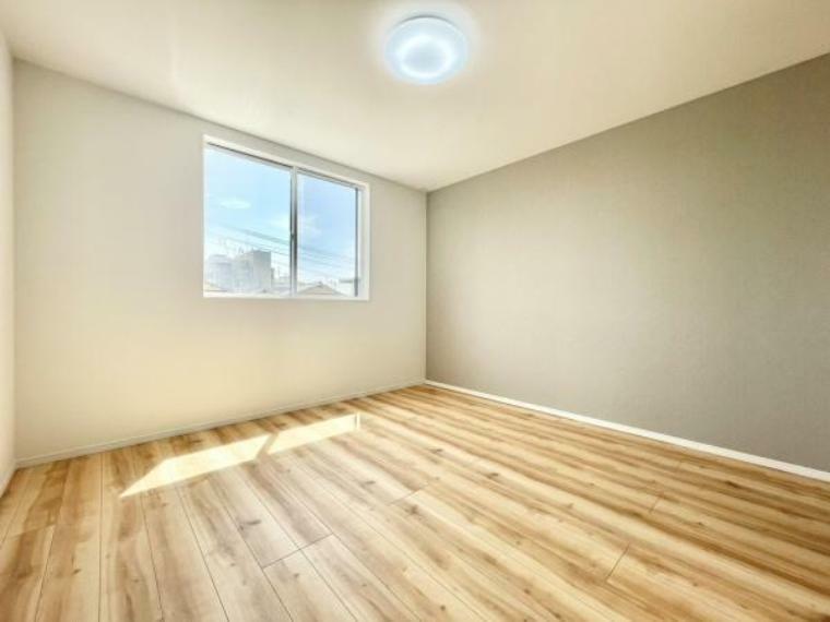 寝室 ■■メインベッドルーム■■クローゼット付の広い主寝室。プライベートを保ちながらもバランスよく配置された窓から緩やかな陽が射し込み、広い空間を光が満たしていきます。