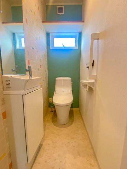 トイレ 2階トイレ:フチレスの便座で、掃除も楽々！常に清潔な状態を保てます！大きな鏡も嬉しいポイントです。