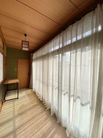 日本の家ならではの縁側。風が通り抜け、暑さを和らげることができます。