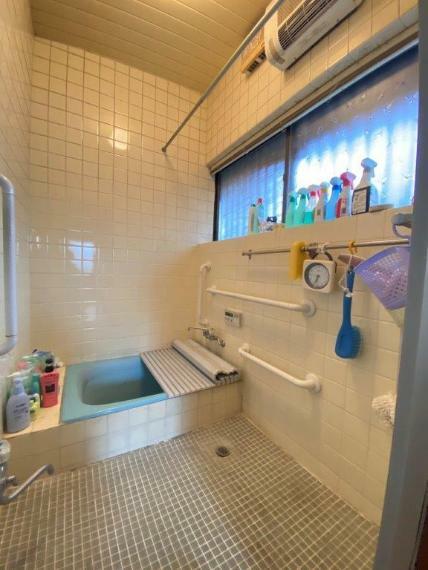 浴室 小窓があり換気ができます。湿気はカビのもとになるので防いでおきたいですね。
