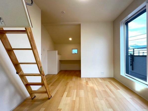 洋室 1号棟 住まう方自身でカスタマイズして頂けるように「シンプル」にデザインされた室内。家具やレイアウトでお好みの空間を創り上げられます。