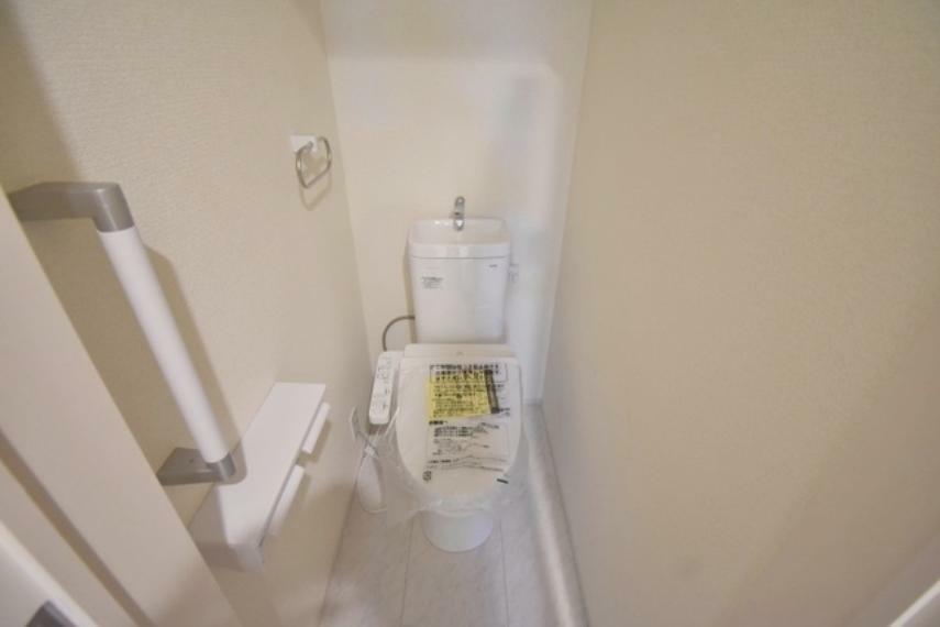 トイレ 1階トイレ。トイレにはウォシュレット機能を標準装備。