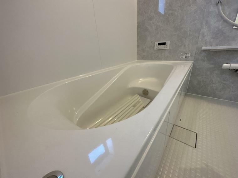 浴室 施工例　室内干しに最適な浴室乾燥機 熱々の湯船に入って冷水シャワーや冷房機能を使いチルタイムも味わえます
