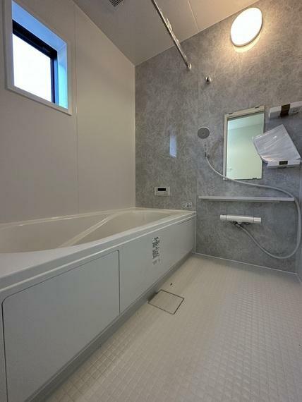 浴室 施工例　床の素材は水はけが良い素材を使用してるのでカビが発生しにくくなってます　浴槽内のベンチで家族浴や半身浴も楽しめます