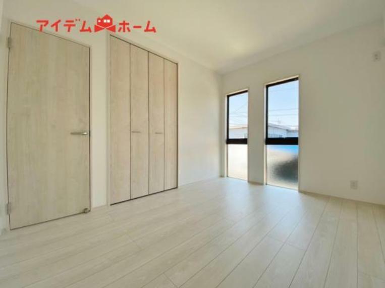 洋室 広々とした居住空間は日々の暮らしを彩り、 心のやすらぎと満足感を与えてくれます。