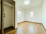 寝室 【2階洋室】インテリアを設置したときに映える白い壁の洋室。自分好みにカスタマイズする楽しみが増えますね。