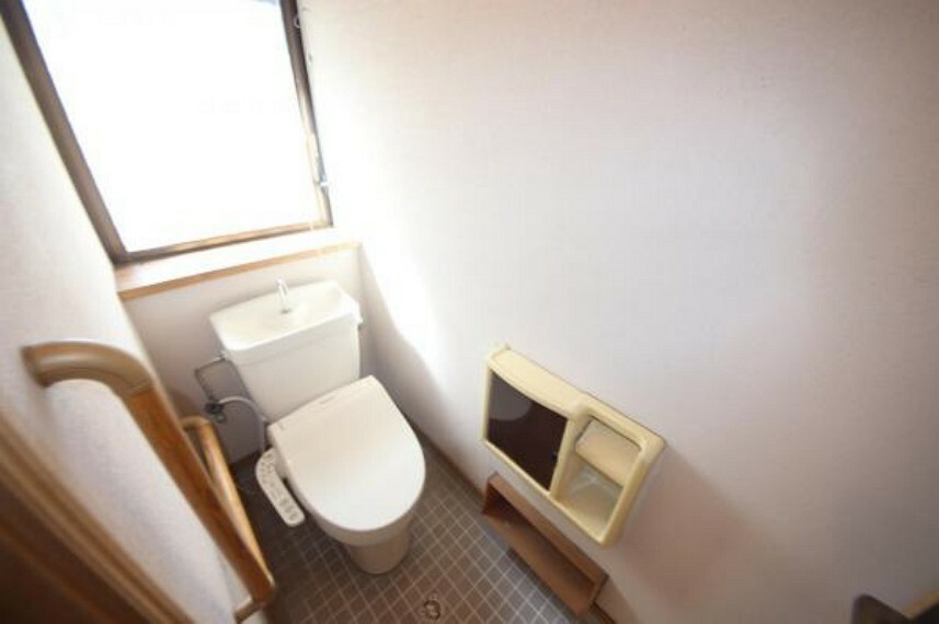 窓があり換気もしやすい1階のトイレ！