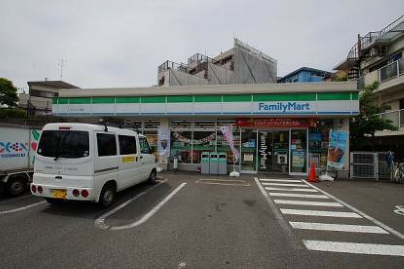 コンビニ ファミリーマート六ツ川西店