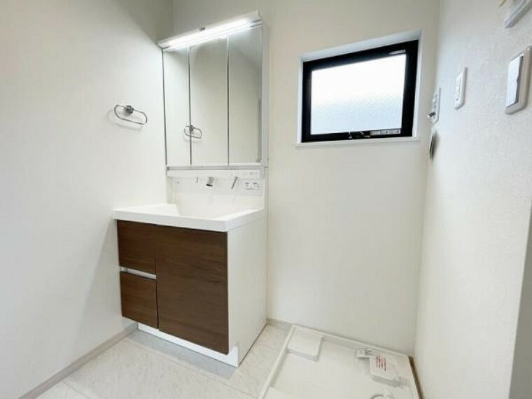 洗面化粧台 洗面台には三面鏡を採用。下部のキャビネットの収納も容量が大きく、鏡を開けると収納スペースもあります。
