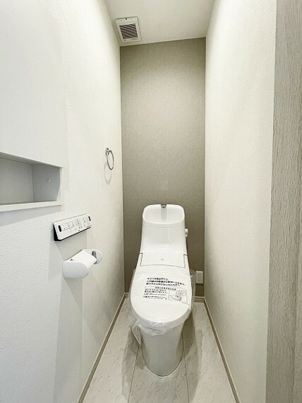 トイレ 1階トイレ　温水洗浄機能付き便座です。