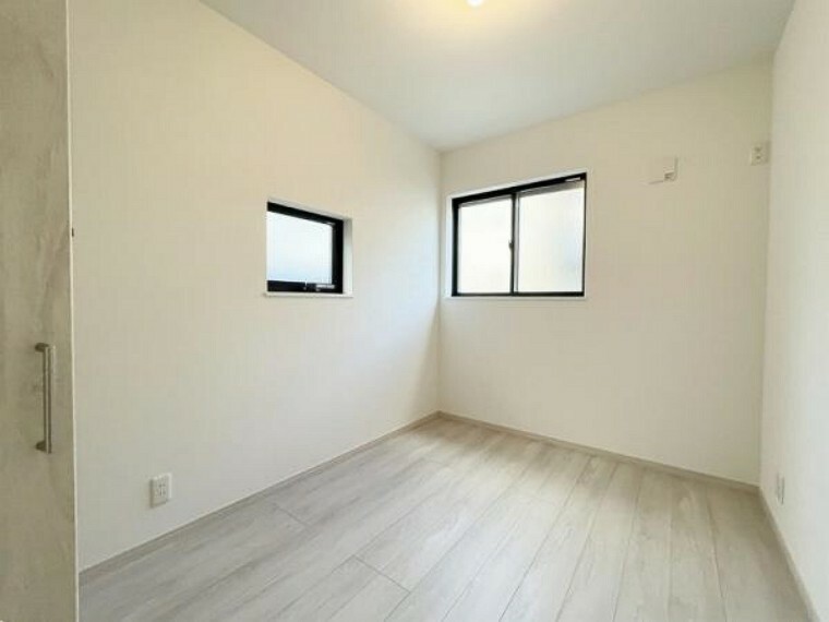 4.4帖居室　白色を基調とした、清潔感溢れる居室です。