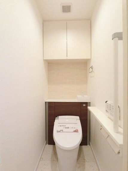 トイレ トイレまわり用品の整理に便利な収納棚付きです。