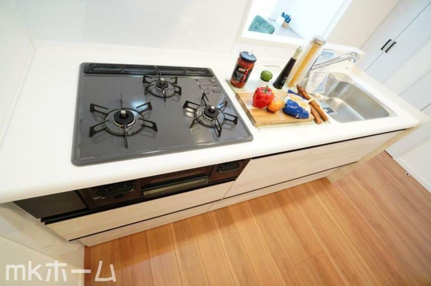使い勝手の良いシステムキッチンを採用！作業スペースも広めにとられておりご家族でお料理が楽しめます！