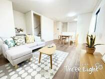 ＜2号棟＞2階LDKには実際に家具も配置しています 広さは16.09帖！大型の家具等も配置しやすいサイズです。