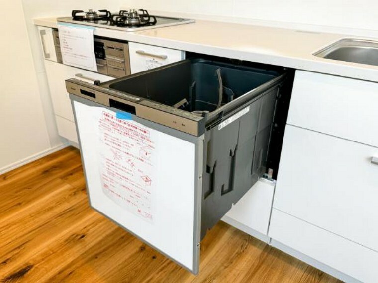 食器洗浄乾燥機　食器の後片付けに便利な食器洗浄乾燥機を標準装備。ビルトインタイプなので見た目もスッキリ、特に共働き世帯のご家族には必須品です。