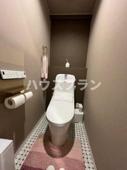 トイレ 温水洗浄便座。背面にスペースがあるのも便利ですね！