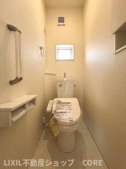 トイレ トイレは1階と2階の2か所にございます。手すりもついています。