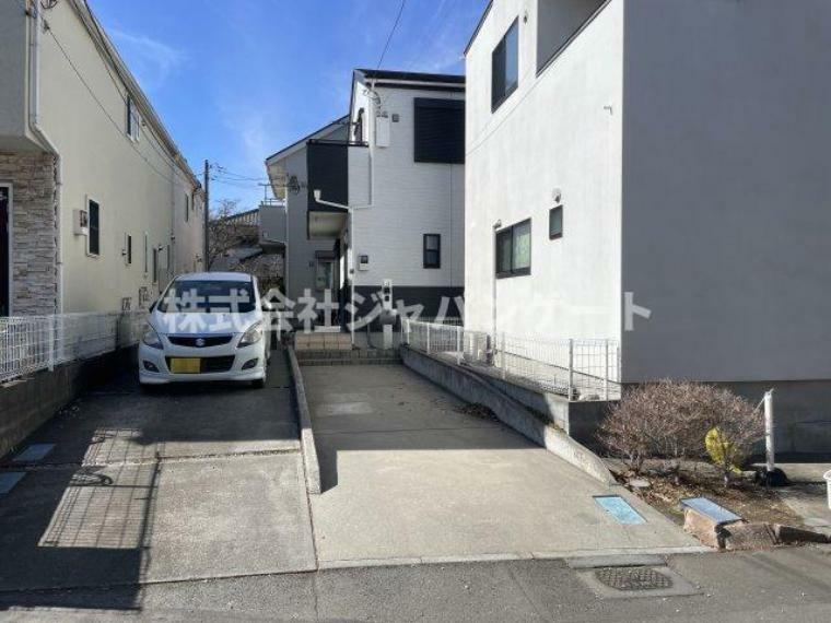 駐車スペースは2台分確保されております！（車種による） 自家用車と仕事用もしくは来客用にもいいですね。