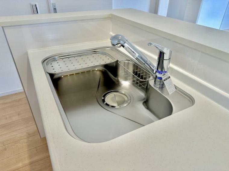 浄水機能付シャワー水栓は、浄水器ごと蛇口が引き出せるから、ポットやお鍋などに浄水を注ぐときやシンクを洗う時に便利です