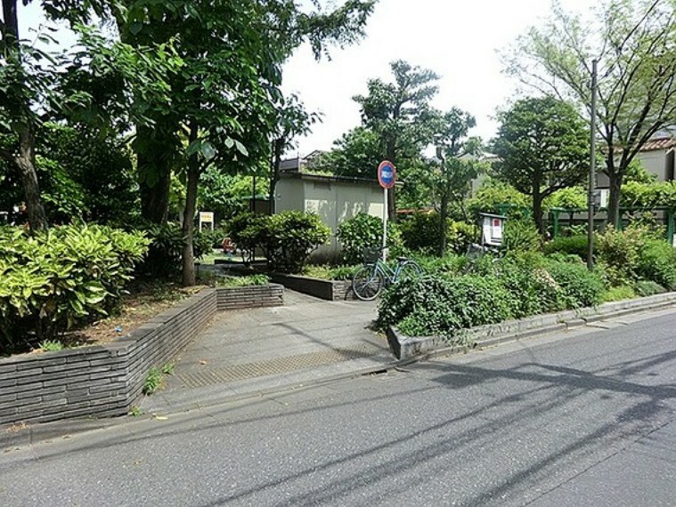 公園 住宅街にある公園で、昭和の時代によく見かけた地中に半分埋まったトラックのタイヤが遊具として設置してあるのが特徴的です。