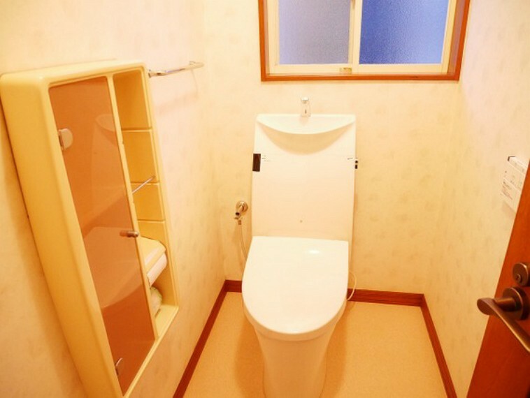 トイレ トイレットペーパーなどが収納出来る壁面収納付き2階トイレ