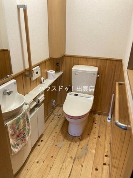 トイレ 1階のトイレです。手すり付きでお子様からご年配の方まで使いやすく安心。