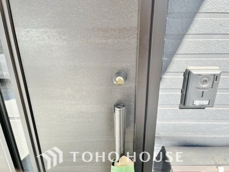 防犯設備 ダブルロックを採用した玄関ドア。鍵を増やすことで鍵開けに時間をかける事ができ防犯面で効果的です。