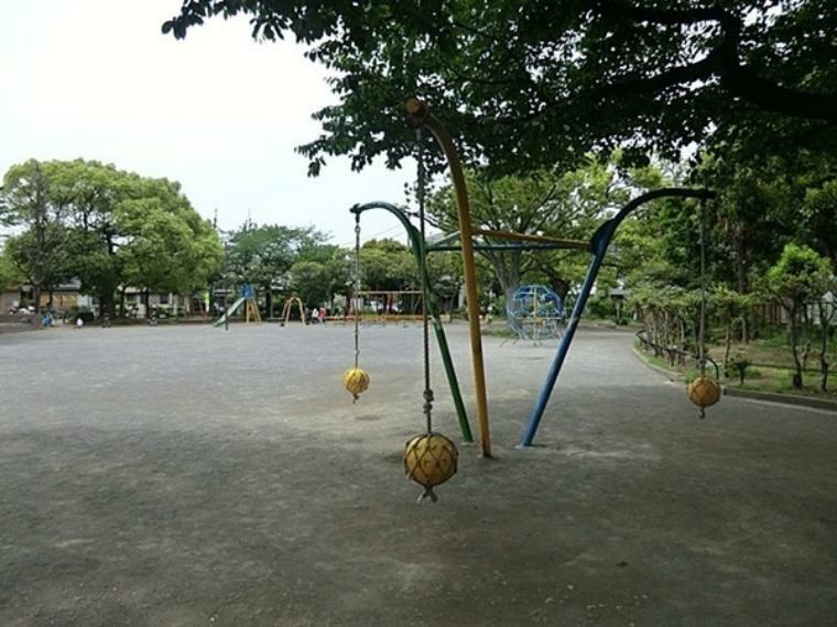 公園 田島公園 住宅街の十分な広さの公園です。ブランコ・滑り台などの遊具があり、ベビーカーで入れますので、小さなお子様も楽しめます。
