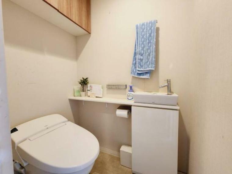 トイレ 白を基調とした明るく清潔感のある空間。トイレ内に手洗い場があり使用後すぐに手洗いができるので衛生的です。吊戸棚付で収納便利です。
