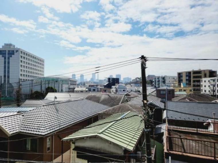 眺望 現地からの眺望～目線を上げれば、開けた空を仰ぐことができます。青い空を眺めながらリフレッシュタイムを過ごすのもおススメです。